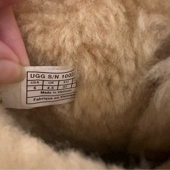 UGG Chestnut Bailey Bow II Boots - Picture 5 of 5